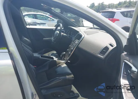 2015 Volvo Xc60 T6 R-Design Platinum z USA, uszkodzony, nr VIN YV4902RH2F2566313